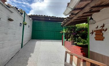 VENTA DE ACOGEDORA FINCA DE DESCANSO, CON ARBOLES FRUTALES, ESCRITURA AL 100%, CERCA A RIONEGRO, MARINILLA, ANTIOQUIA