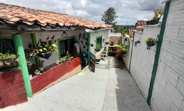 VENTA DE ACOGEDORA FINCA DE DESCANSO, CON ARBOLES FRUTALES, ESCRITURA AL 100%, CERCA A RIONEGRO, MARINILLA, ANTIOQUIA