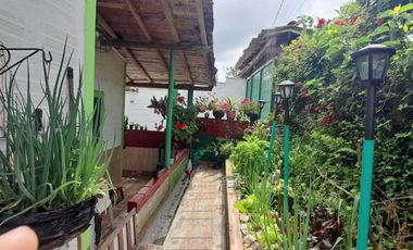 VENTA DE ACOGEDORA FINCA DE DESCANSO, CON ARBOLES FRUTALES, ESCRITURA AL 100%, CERCA A RIONEGRO, MARINILLA, ANTIOQUIA