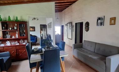 VENTA DE ACOGEDORA FINCA DE DESCANSO, CON ARBOLES FRUTALES, ESCRITURA AL 100%, CERCA A RIONEGRO, MARINILLA, ANTIOQUIA