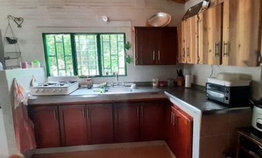 VENTA DE ACOGEDORA FINCA DE DESCANSO, CON ARBOLES FRUTALES, ESCRITURA AL 100%, CERCA A RIONEGRO, MARINILLA, ANTIOQUIA