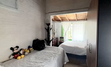 VENTA DE ACOGEDORA FINCA DE DESCANSO, CON ARBOLES FRUTALES, ESCRITURA AL 100%, CERCA A RIONEGRO, MARINILLA, ANTIOQUIA