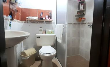 VENTA DE ACOGEDORA FINCA DE DESCANSO, CON ARBOLES FRUTALES, ESCRITURA AL 100%, CERCA A RIONEGRO, MARINILLA, ANTIOQUIA