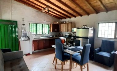 VENTA DE ACOGEDORA FINCA DE DESCANSO, CON ARBOLES FRUTALES, ESCRITURA AL 100%, CERCA A RIONEGRO, MARINILLA, ANTIOQUIA