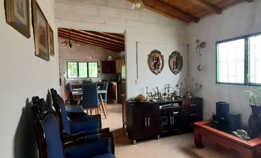 VENTA DE ACOGEDORA FINCA DE DESCANSO, CON ARBOLES FRUTALES, ESCRITURA AL 100%, CERCA A RIONEGRO, MARINILLA, ANTIOQUIA