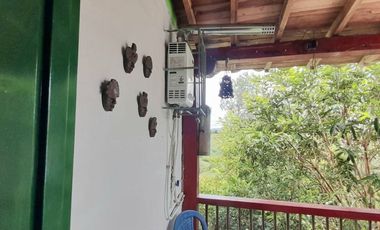 VENTA DE ACOGEDORA FINCA DE DESCANSO, CON ARBOLES FRUTALES, ESCRITURA AL 100%, CERCA A RIONEGRO, MARINILLA, ANTIOQUIA