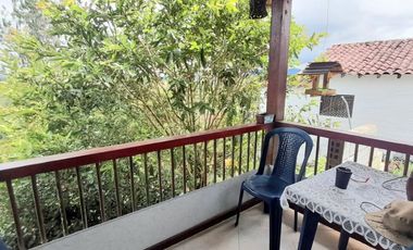 VENTA DE ACOGEDORA FINCA DE DESCANSO, CON ARBOLES FRUTALES, ESCRITURA AL 100%, CERCA A RIONEGRO, MARINILLA, ANTIOQUIA