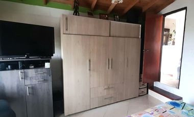 VENTA DE ACOGEDORA FINCA DE DESCANSO, CON ARBOLES FRUTALES, ESCRITURA AL 100%, CERCA A RIONEGRO, MARINILLA, ANTIOQUIA