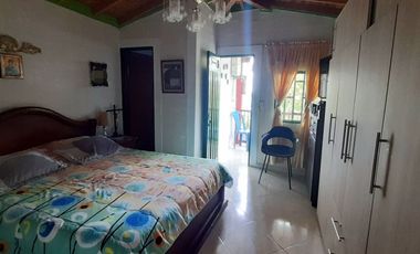 VENTA DE ACOGEDORA FINCA DE DESCANSO, CON ARBOLES FRUTALES, ESCRITURA AL 100%, CERCA A RIONEGRO, MARINILLA, ANTIOQUIA