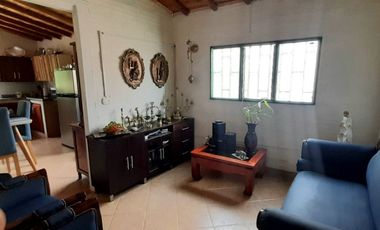 VENTA DE ACOGEDORA FINCA DE DESCANSO, CON ARBOLES FRUTALES, ESCRITURA AL 100%, CERCA A RIONEGRO, MARINILLA, ANTIOQUIA