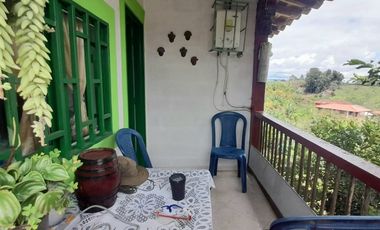 VENTA DE ACOGEDORA FINCA DE DESCANSO, CON ARBOLES FRUTALES, ESCRITURA AL 100%, CERCA A RIONEGRO, MARINILLA, ANTIOQUIA