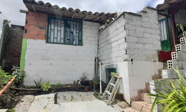 VENTA DE ACOGEDORA FINCA DE DESCANSO, CON ARBOLES FRUTALES, ESCRITURA AL 100%, CERCA A RIONEGRO, MARINILLA, ANTIOQUIA