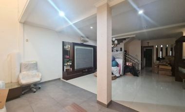 Rumah Besar Singgasana Pradana Lokasi Premium