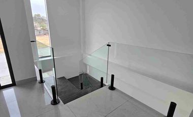 vendo hermosa casa de estreno