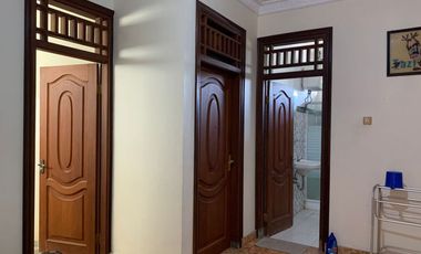 Rumah pinggir jalan raya Majapahit dekat kampus unram