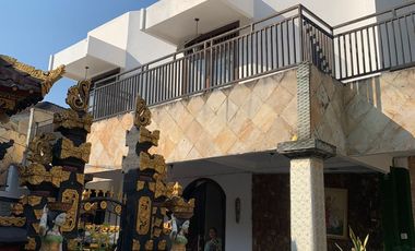 Rumah pinggir jalan raya Majapahit dekat kampus unram