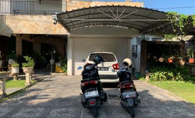 Rumah pinggir jalan raya Majapahit dekat kampus unram