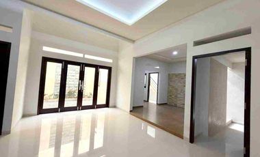 Rumah Baru Luas Mewah 2 lt di Sumber Banjarsari Solo Kota