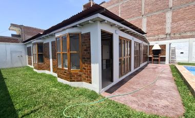 CASA C/PISCINA EN AMPLIO TERRENO – PLAYA LOS PULPOS, LURÍN  Área de terreno: 410.20 m² | Área construida: 145 m²