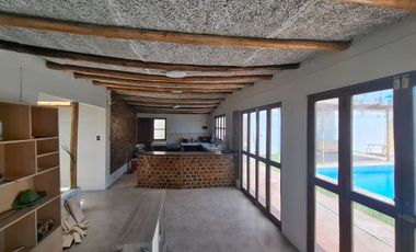 CASA C/PISCINA EN AMPLIO TERRENO – PLAYA LOS PULPOS, LURÍN  Área de terreno: 410.20 m² | Área construida: 145 m²