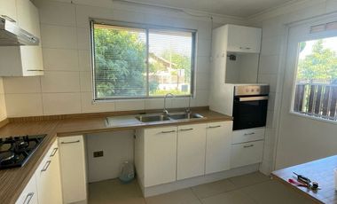 SE ARRIENDA AMPLIA CASA DENTRO DE CONDOMINIO EN CURAUMA