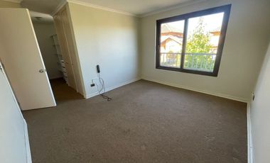 SE ARRIENDA AMPLIA CASA DENTRO DE CONDOMINIO EN CURAUMA