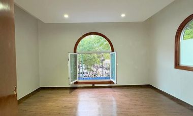 Casa en esquina frente a los Viveros de Coyoacán – lista para habitar