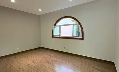 Casa en esquina frente a los Viveros de Coyoacán – lista para habitar