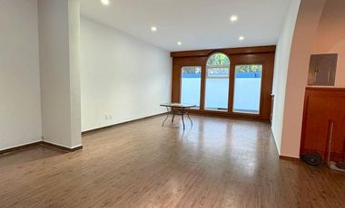 Casa en esquina frente a los Viveros de Coyoacán – lista para habitar