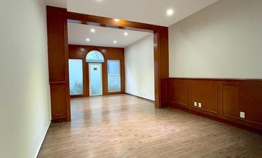 Casa en esquina frente a los Viveros de Coyoacán – lista para habitar