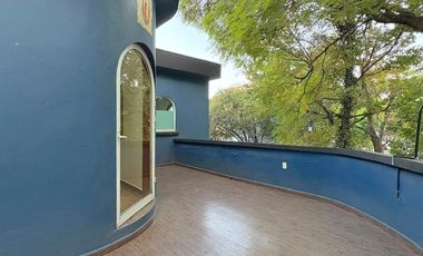 Casa en esquina frente a los Viveros de Coyoacán – lista para habitar