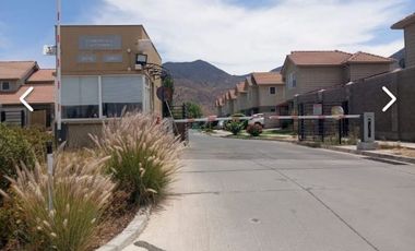 Venta de Hermosa Casa en Condominio cerrado. Lampa Larapinta.