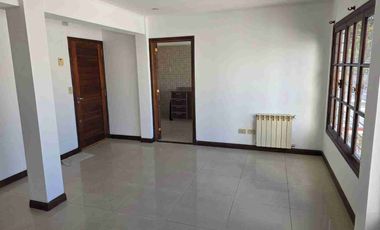 Duplex 3 ambientes en 1er piso, dos baños, dos dormitorios