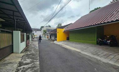 Dijual Kost Cantik Fully Furnished 11 Kamar Dekat Hotel Sheraton di Maguwoharjo Depok Sleman