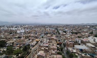 DÚPLEX MODERNO EN VENTA – CONDOMINIO EL MIRADOR, SURCO Ideal para familias o personas que buscan vivir en un ambiente seguro, con buena iluminación na