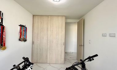 Extraordinario apartamento remodelado en Nobori con 76 m2, 3 alcobas y balcon con vista a Cerritos.