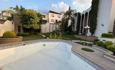 Casa en Venta Contry Sol, Sobre Avenida Principal y Frente a Plaza Comercial, Guadalupe, N.L.