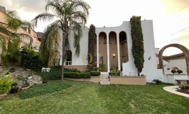 Casa en Venta Contry Sol, Sobre Avenida Principal y Frente a Plaza Comercial, Guadalupe, N.L.