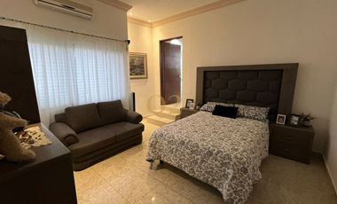 Casa en Venta Contry Sol, Sobre Avenida Principal y Frente a Plaza Comercial, Guadalupe, N.L.