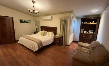 Casa en Venta Contry Sol, Sobre Avenida Principal y Frente a Plaza Comercial, Guadalupe, N.L.