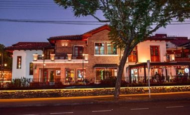 CASA COMERCIAL EN VENTA EN LA AV. SOLANO - CUENCA