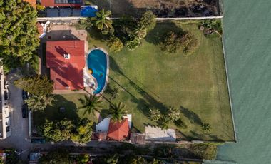 Incomparable residencia frente al lago en San Juan Cosala!