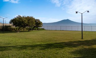 Incomparable residencia frente al lago en San Juan Cosala!