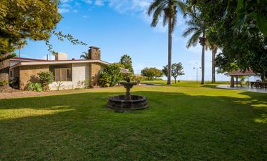 Incomparable residencia frente al lago en San Juan Cosala!