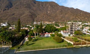 Incomparable residencia frente al lago en San Juan Cosala!