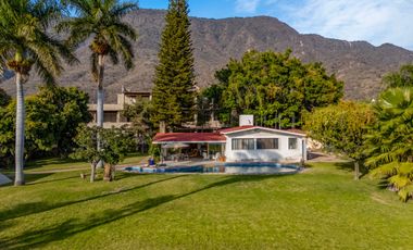 Incomparable residencia frente al lago en San Juan Cosala!