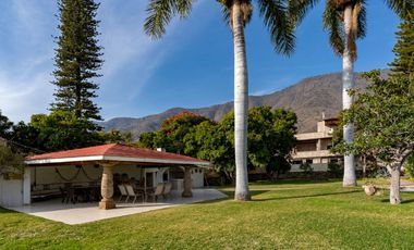 Incomparable residencia frente al lago en San Juan Cosala!