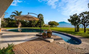 Incomparable residencia frente al lago en San Juan Cosala!