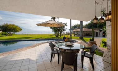 Incomparable residencia frente al lago en San Juan Cosala!