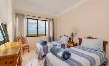 Incomparable residencia frente al lago en San Juan Cosala!